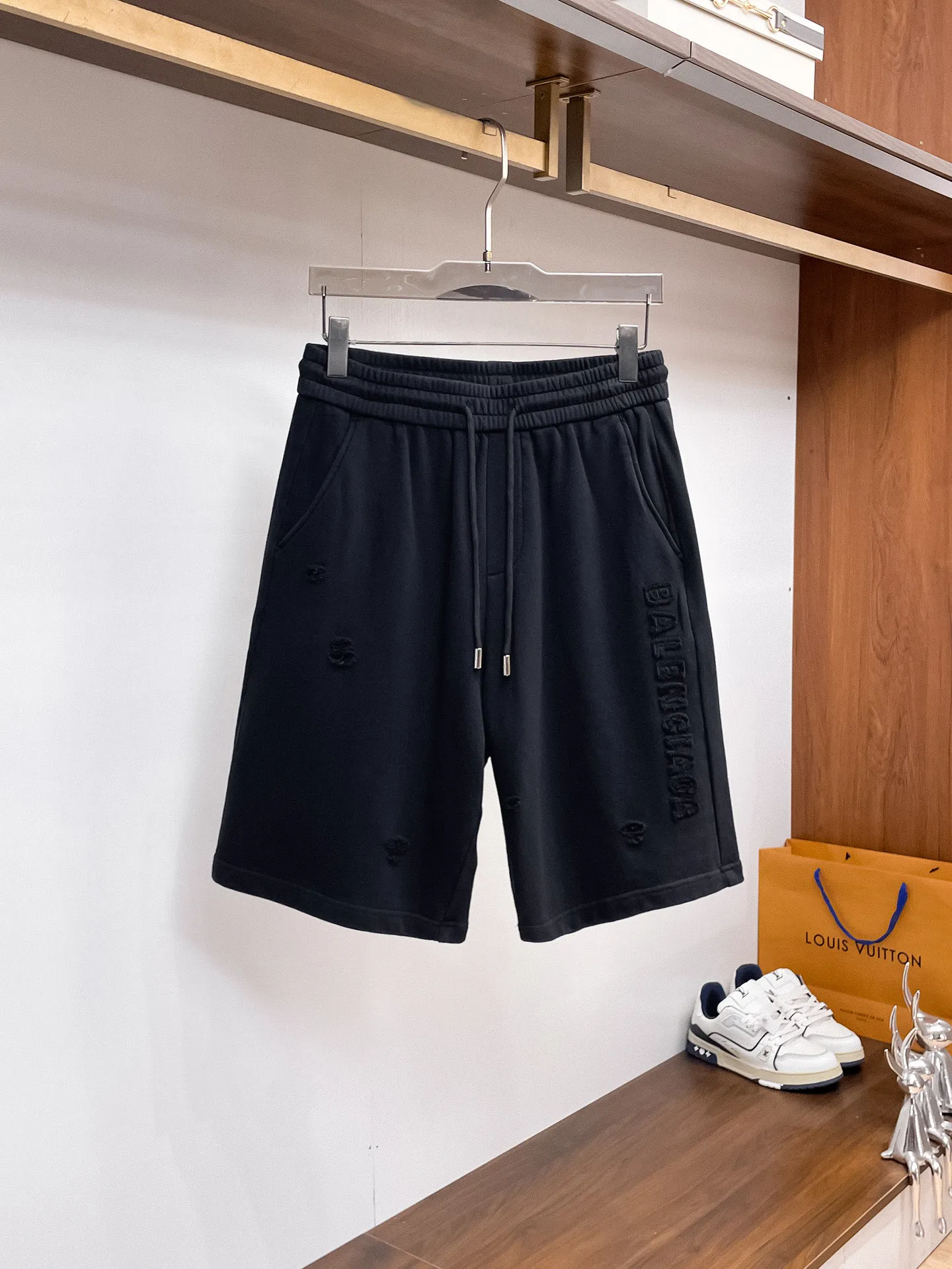 Balenciaga's three-standard complete 2026 summer New Arrival men's casual shorts, advanced custom-made Breathable fabric, Breathable fabric, extremely stretchy and comfortable, impeccable details, top-grade accessories, original logo design concept, delicate and soft feel! The upper body fit is awesome! Size: M-XXXL Please state your height and weight when ordering